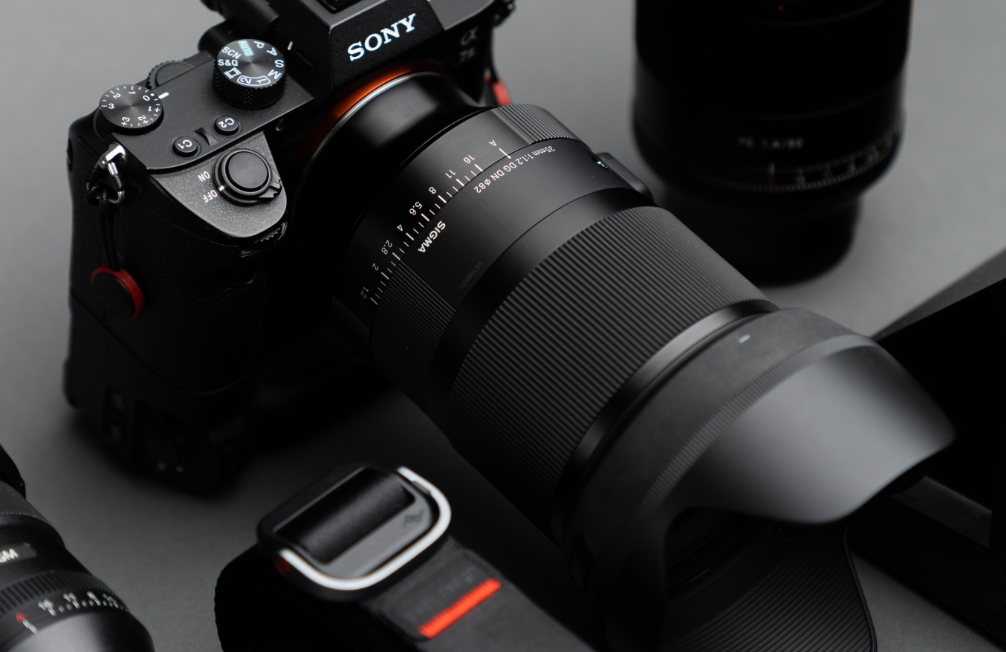 “Uma câmara profissional pode custar milhares de euros, e não incluir lentes.”