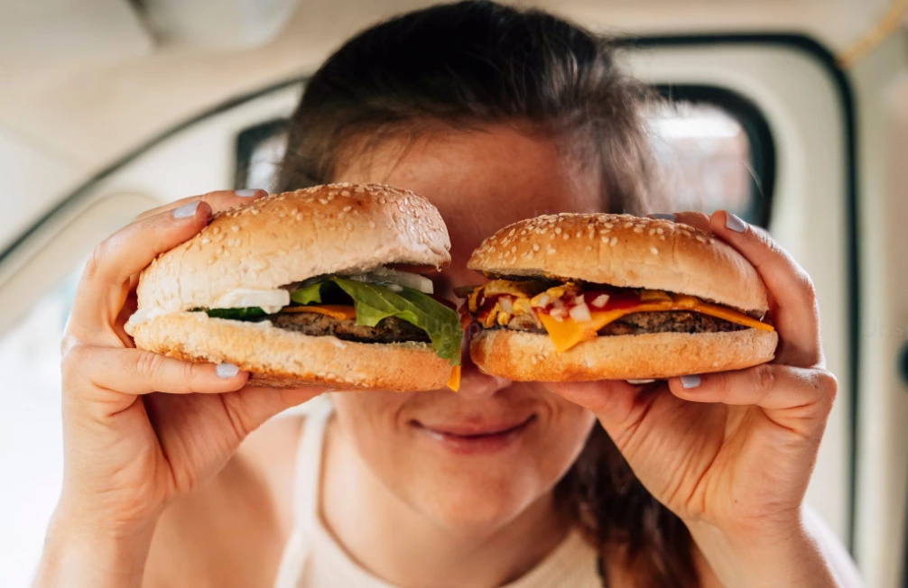 Lojas e marcas concorrentes lado-a-lado, aumentam as vendas de ambas. Como a Pepsi e a Coca-cola, o McDonald’s ou o Burger King.