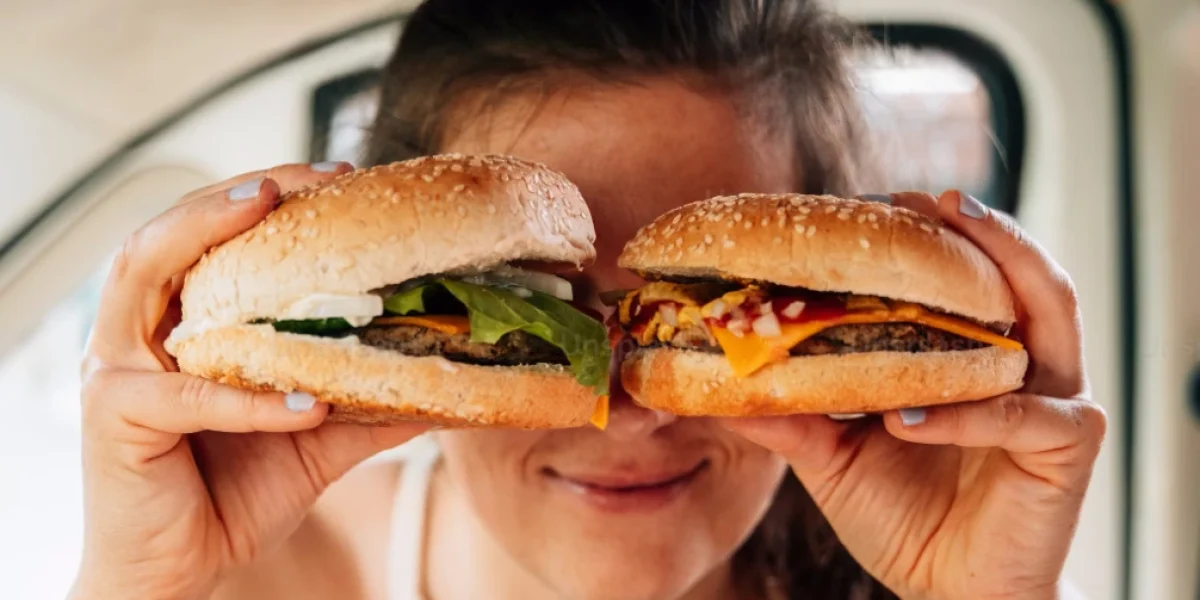 Lojas e marcas concorrentes lado-a-lado, aumentam as vendas de ambas. Como a Pepsi e a Coca-cola, o McDonald’s ou o Burger King. Lojas e marcas concorrentes lado-a-lado, aumentam as vendas de ambas. Como a Pepsi e a Coca-cola, o McDonald’s ou o Burger King.