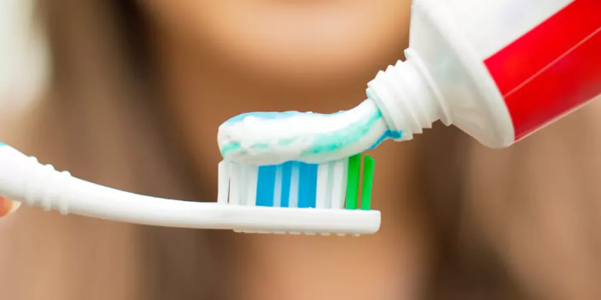 Em que pasta de dentes confia mais? – na branca, ou na colorida? A segmentação visual transmite uma ideia de uma solução complexa e eficaz. Em que pasta de dentes confia mais? - na branca, ou na colorida? A segmentação visual transmite uma ideia de uma solução complexa e eficaz.